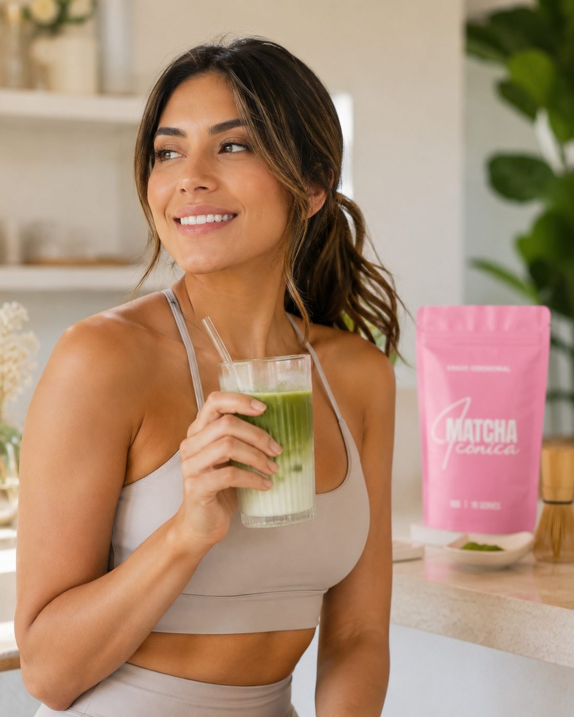 Mujer disfrutando un matcha Iconica